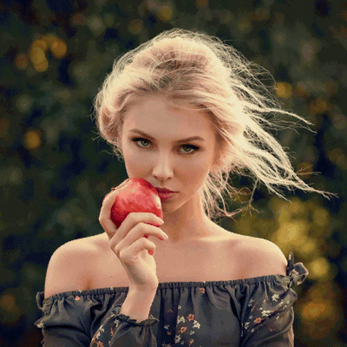 Девушка с яблоком - предпросмотр