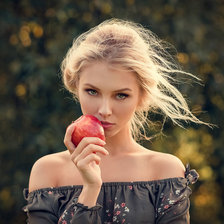 Девушка с яблоком