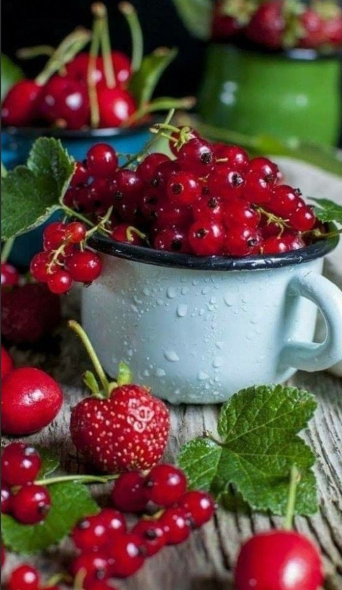 Летние ягоды - клубника, смородина, ягоды - оригинал