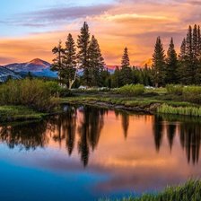 закат над озером в горах