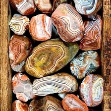 Камни в ящике