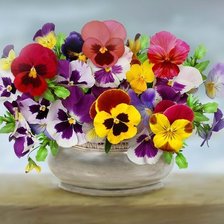 Схема вышивки «Анютины глазки в вазе»