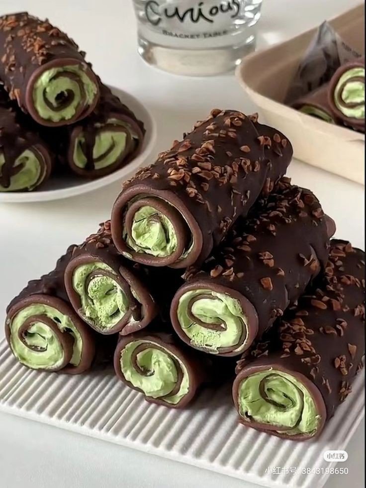 Рулетки с фисташками - для кухни, пирожное, еда - оригинал