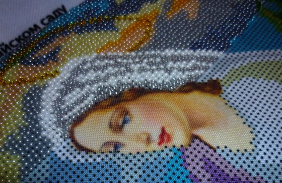 Этап процесса «Богородица и голуби (Утро в райском саду), бисер»