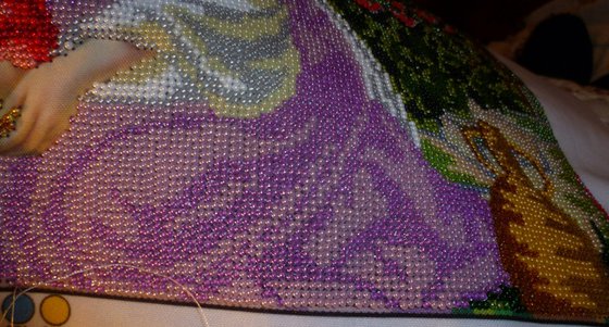 Этап процесса «Богородица и голуби (Утро в райском саду), бисер»