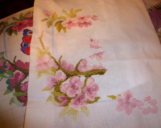 Этап процесса ««Павлиний глаз» (Чарівна Мить), мулине и бисер»