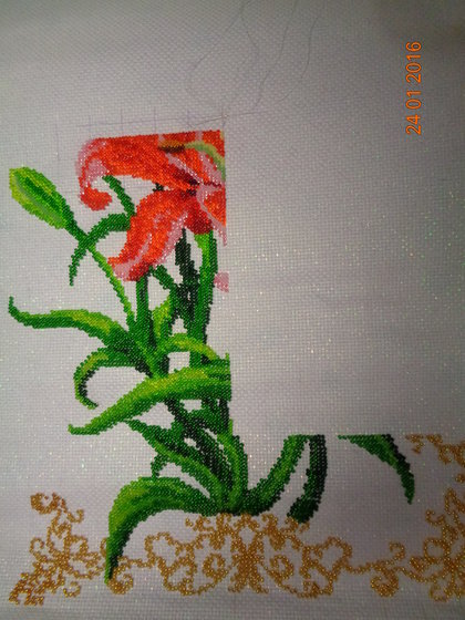 Этап процесса «Лилии - вышивка бисером по канве с люрексом»