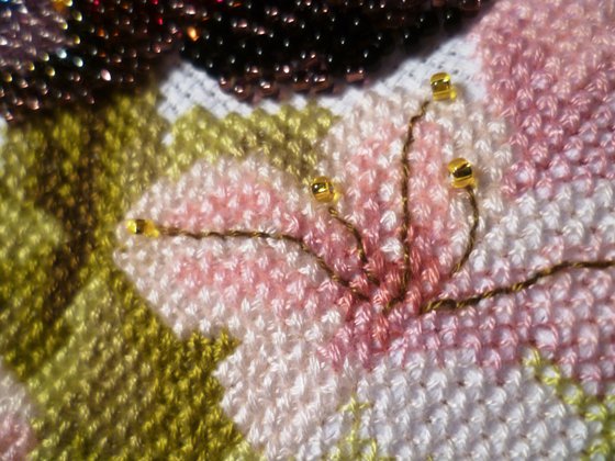 Этап процесса ««Павлиний глаз» (Чарівна Мить), мулине и бисер»