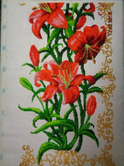 Этап процесса «Лилии - вышивка бисером по канве с люрексом»