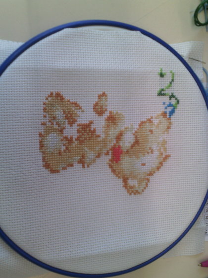 Этап процесса «Медвежонок с букетом цветов»