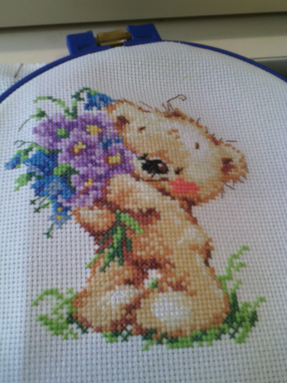 Этап процесса «Медвежонок с букетом цветов»