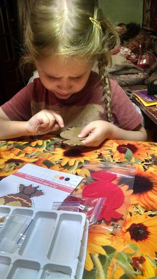 Этап процесса «Бісером по дереву - іграшка на ялинку )))»