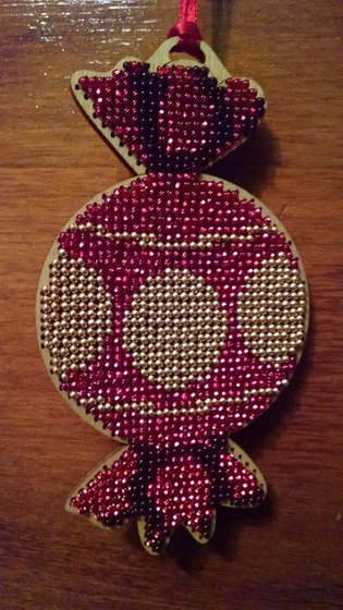 Этап процесса «Бісером по дереву - іграшка на ялинку )))»