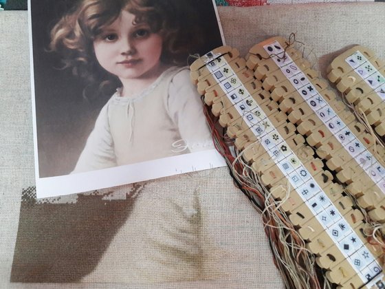 Этап процесса «Девочка с кудрявыми волосами»