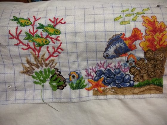 Этап процесса «вышивка на подушке - аквариум»