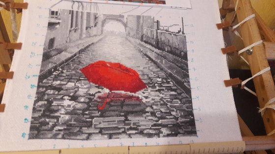 Этап процесса «Париж и красный зонт»