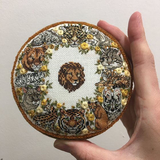 Этап процесса «Игольница с дикими кошками»