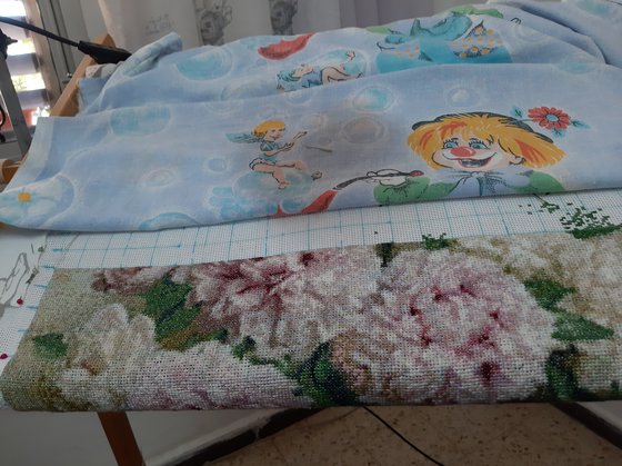 Этап процесса «розовые пионы в вазе»