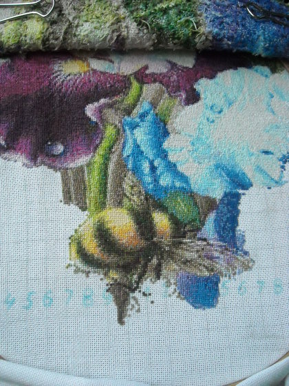 Этап процесса «Ирисы с пчелой»