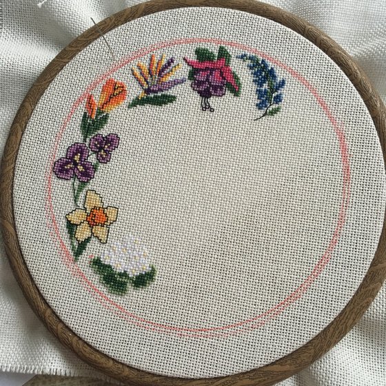 Этап процесса «Игольница с цветами»