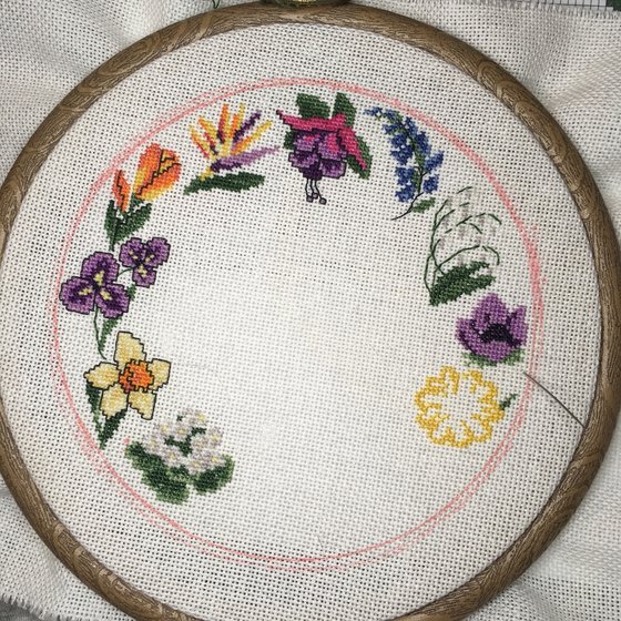 Этап процесса «Игольница с цветами»