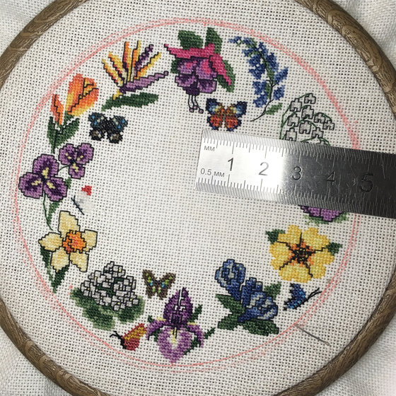 Этап процесса «Игольница с цветами»