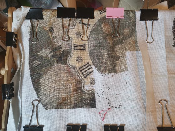 Этап процесса «Часы с пионами и ирисом»