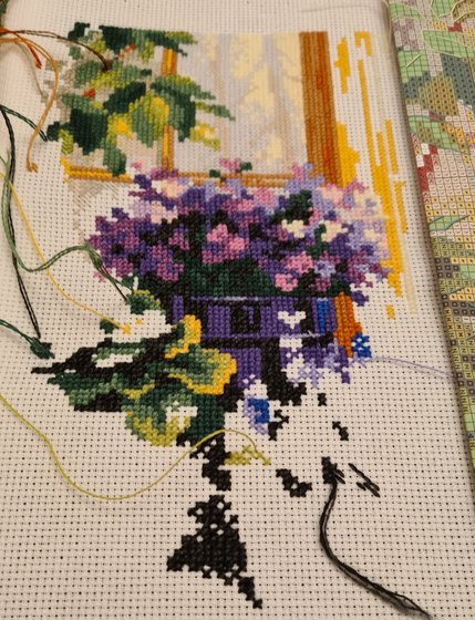 Этап процесса «Подоконник с цветами»