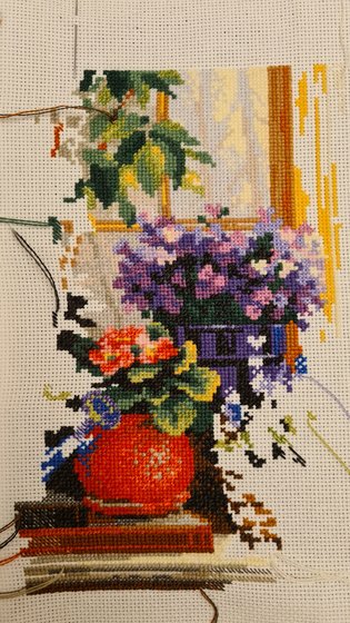 Этап процесса «Подоконник с цветами»