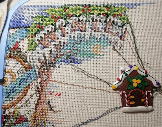 Этап процесса «Процесс вышивки Janlynn - Winter Sampler»