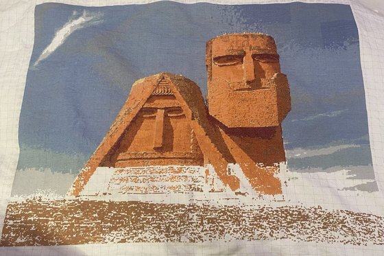 Этап процесса «Вышивка монумента "Мы - наши горы"»