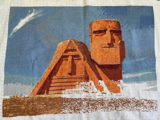 Этап процесса «Вышивка монумента "Мы - наши горы"»