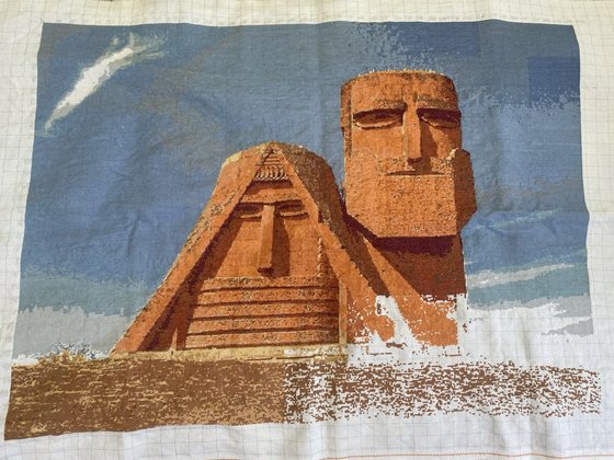 Этап процесса «Вышивка монумента "Мы - наши горы"»